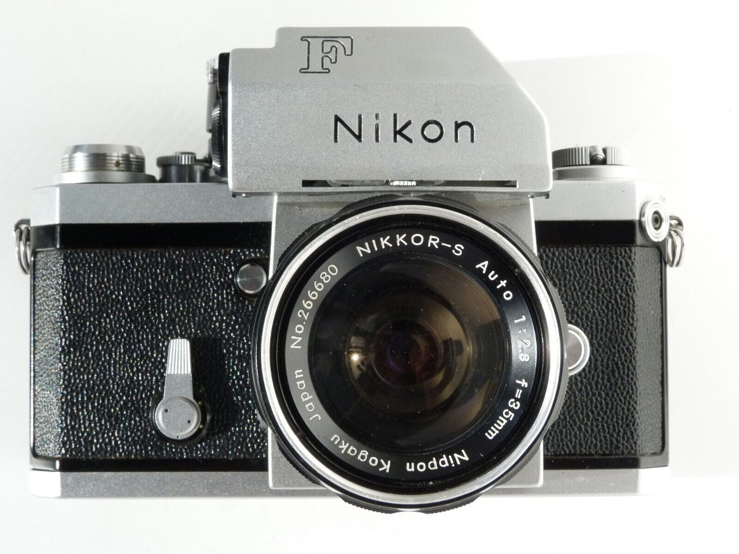 NIKON F լուսանկարչական պրիզմայով տեսադաշտով: Ոսպնյակ՝ Nikkor-S f2.8 35 մմ Նոր հայելային պահոց